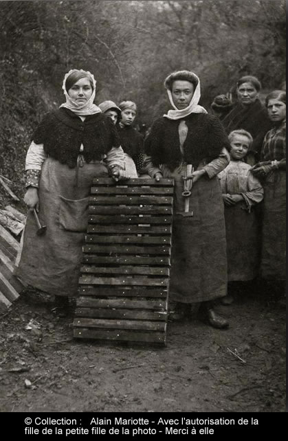 Fabrication de caillebotis par les femmes dans les bois de Pompey