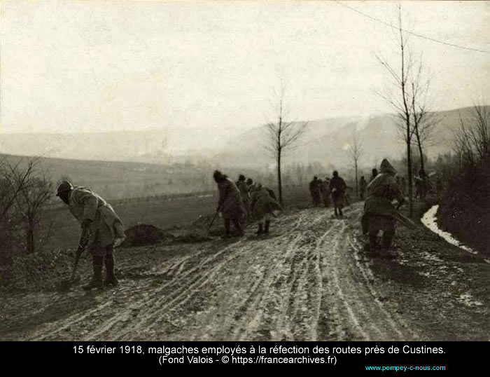 1918 - Malgaches employés à la réfection des routes près des routes