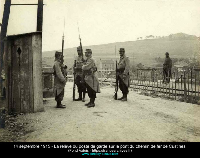 1915 - Relève du poste de garde sur le pont de chemin de fer de Custines
