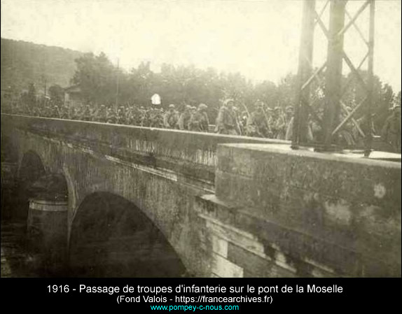 1916 - passage de troupe d'infanterie sur le pont de la Moselle