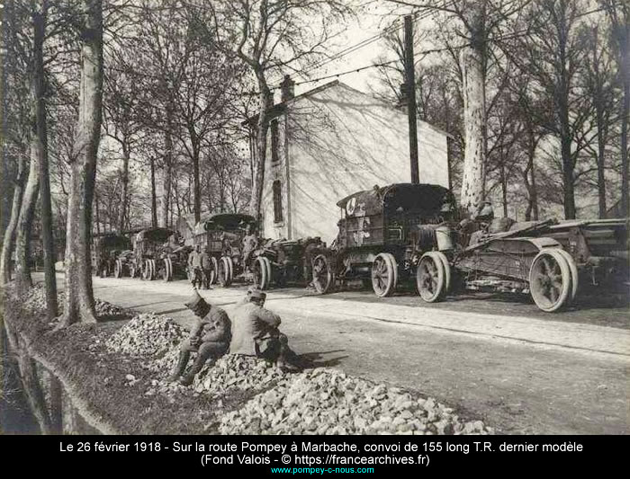 1918 - Sur la route de Pompey à Marbache, convoi de 155 long T.R. dernier modèle.