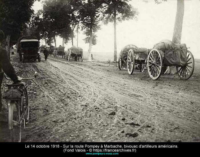 1918 - Sur la route de Pompey à Marbache, bivouac d'artilleurs américains