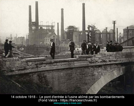 Le pont d'entrée piéton à l'usine endommagé par les effets des bombardements