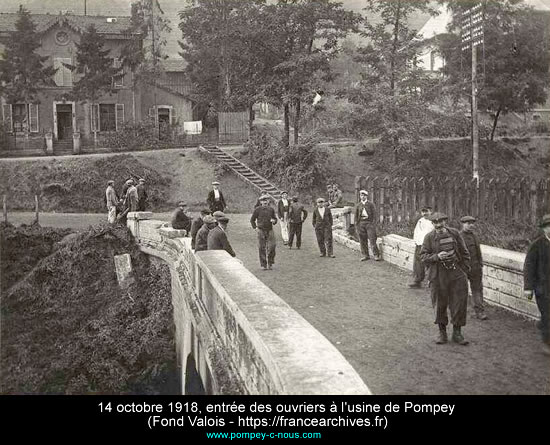 1918 - entrée des ouvriers à l'usine
