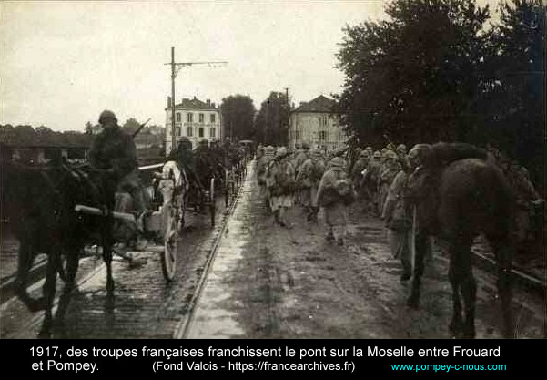 1917, des troupes françaises franchissent le pont sur la Moselle