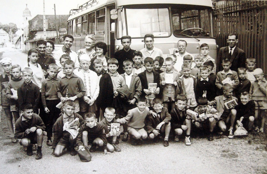 Arrivée de l'autobus à la colonie de vacances de Vereux en 1963