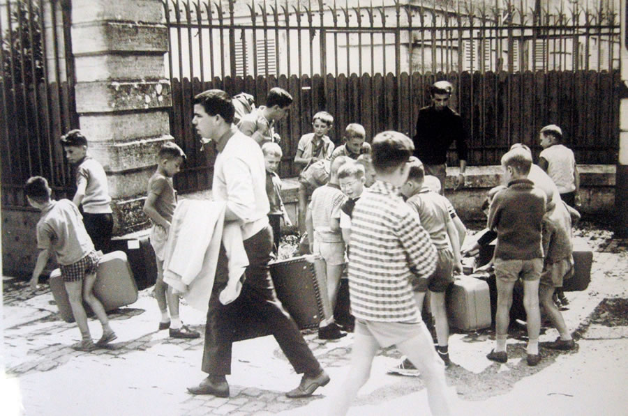 Arrivée de l'autobus à la colonie de vacances de Vereux en 1963 et débarquement des bagages