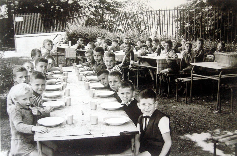Colonie de vacances de Vereux en 1963. Déjeuner en plein air.