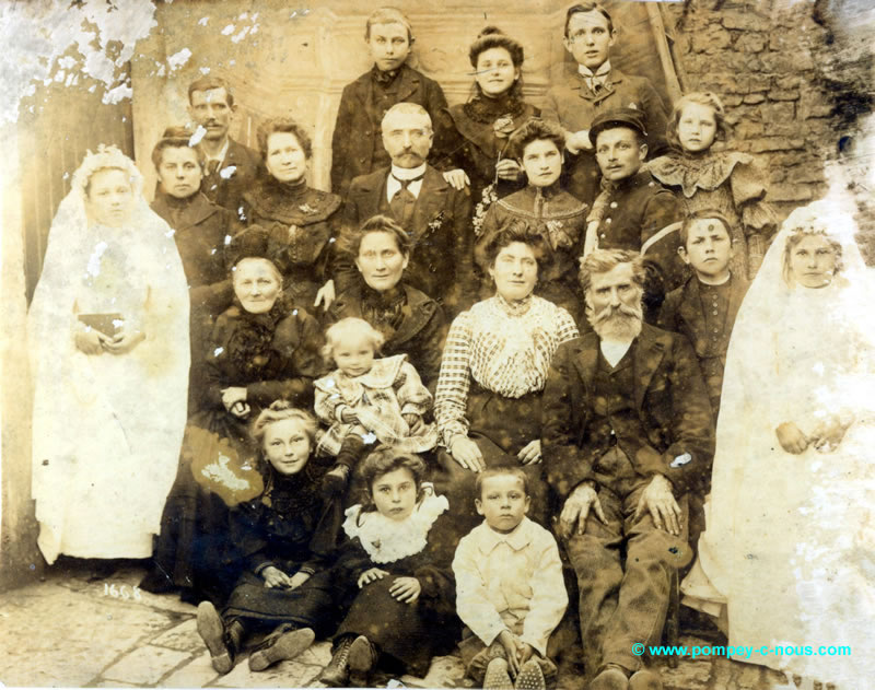 Communiantes dans la famille Cornibé en 1903