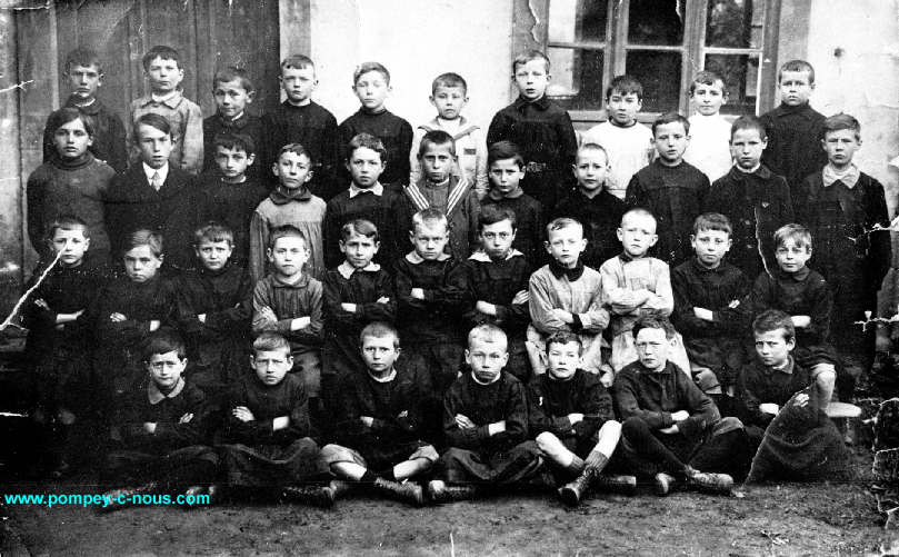 Classe de garçons de ? à l'école du centre de Pompey en l'année 1920 (Photographie n°141)