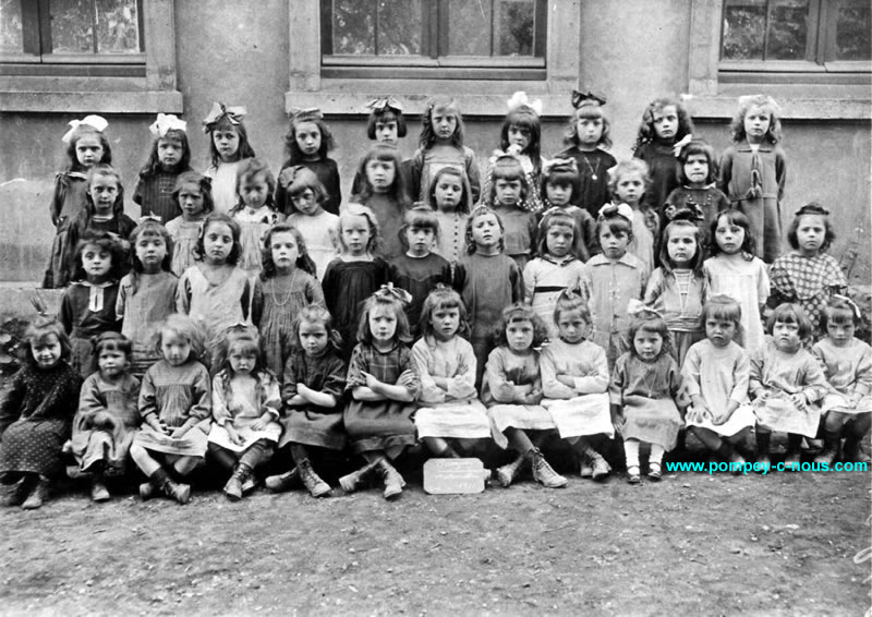 Classe de filles à l'école du centre de Pompey en 1921