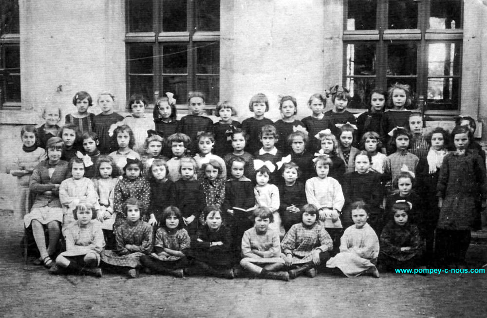 Classe de filles de l'école du centre à Pompey en 1926