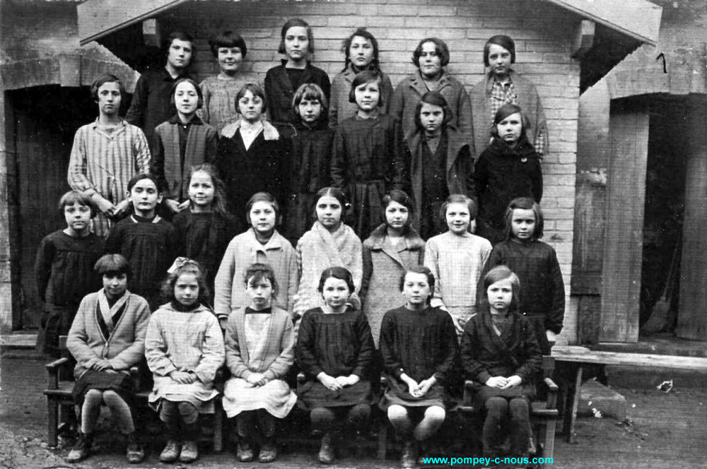 Classe de fille de l'école Saint-Euchaire de Pompey en 1929