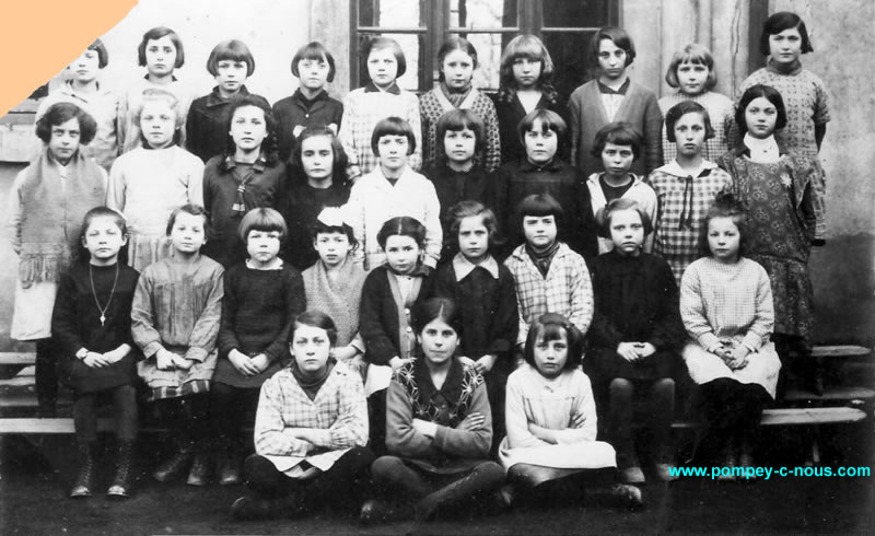 Classe de filles à l'école du centre de Pompey en 1930