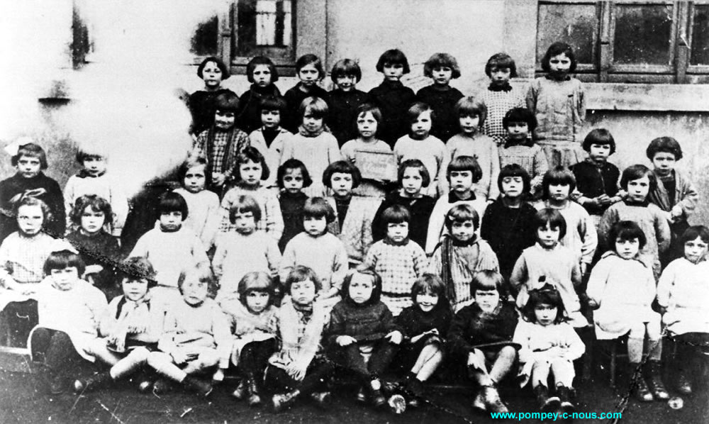 Classe de filles de l'école du centre à Pompey en 1930
