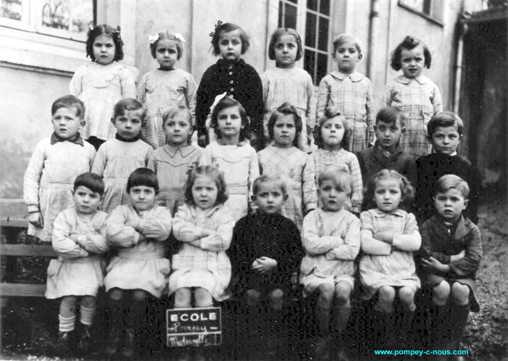 Classe de maternelle à la mairie de Pompey en 1930