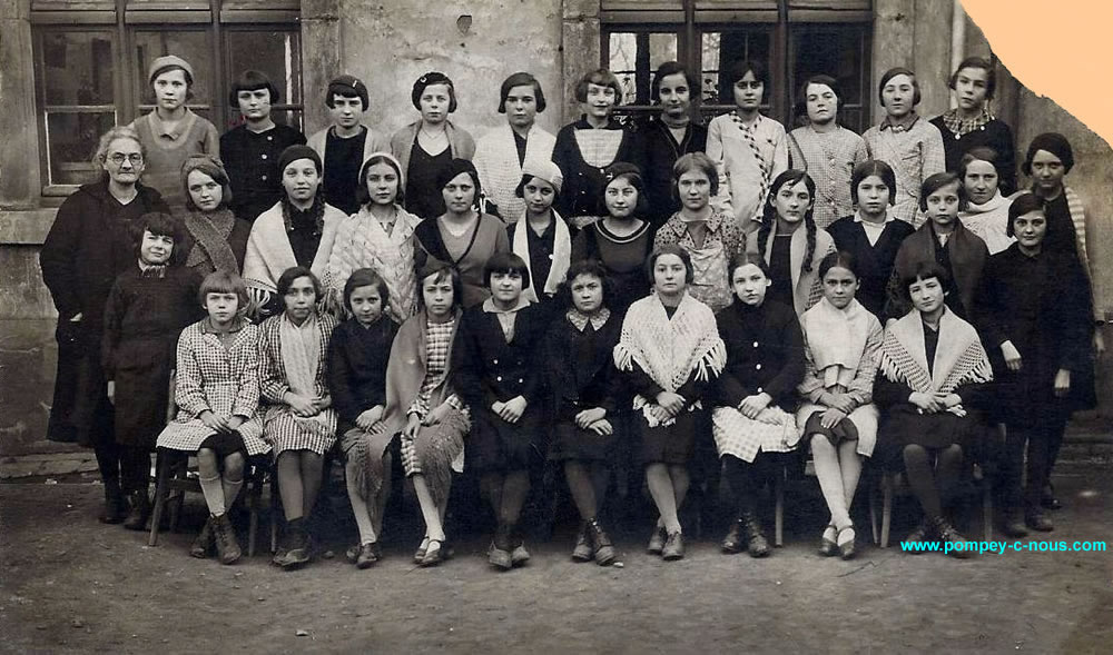Classe de filles à l'école du centre de Pompey en 1931