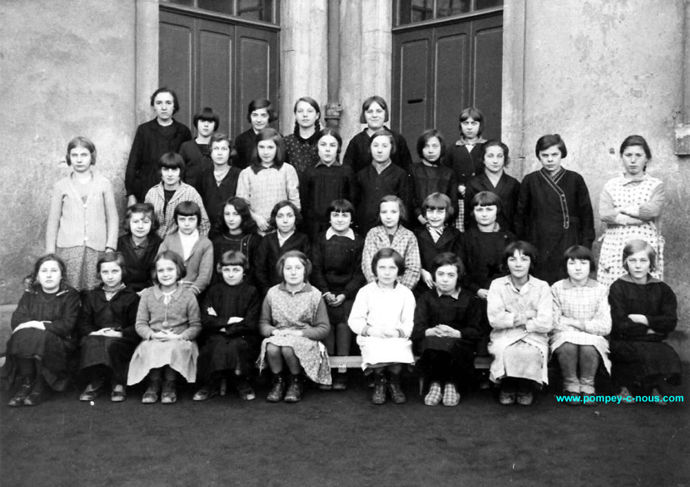 Classe de filles à l'école du centre de Pompey en 1932