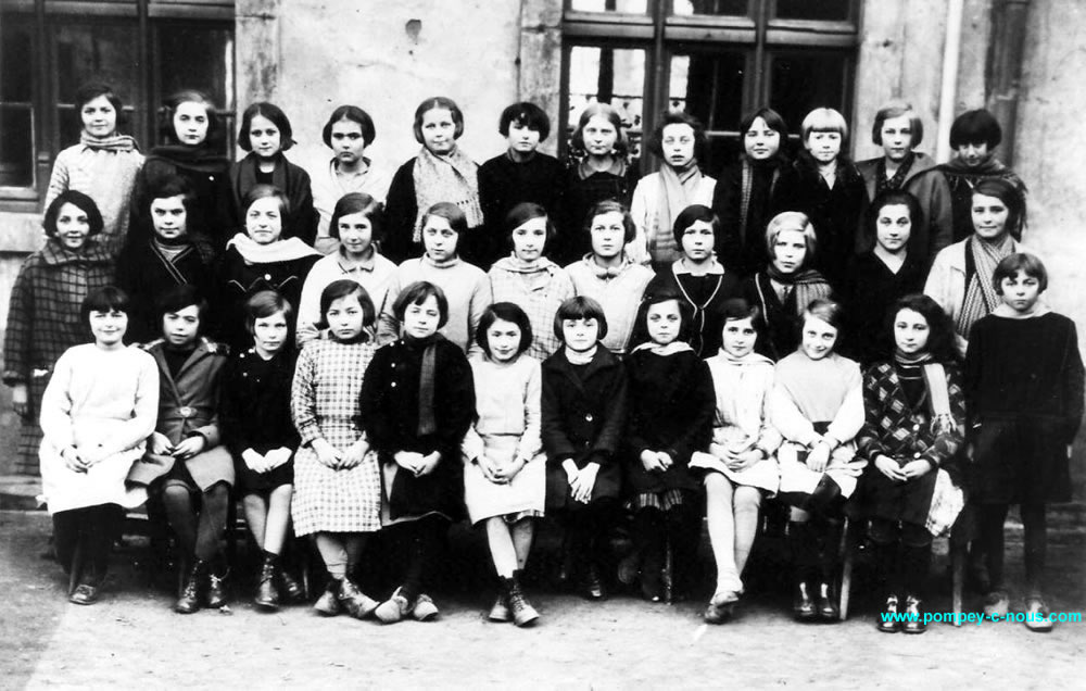 Classe de filles à l'école du centre de Pompey en 1933