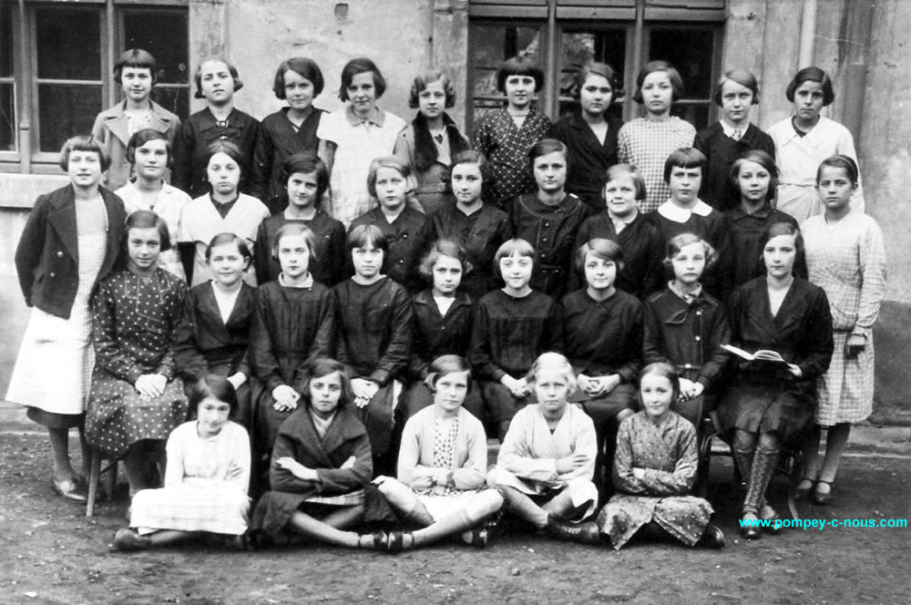 Classe de filles à l'école du centre de Pompey en 1935