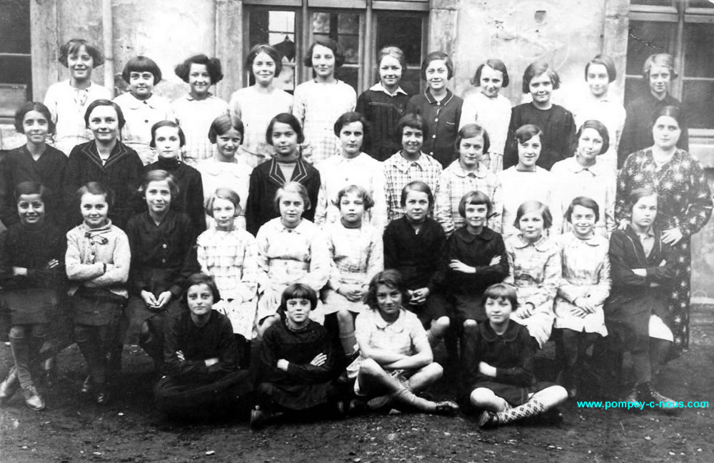 Classe de filles à l'école du centre de Pompey en 1936