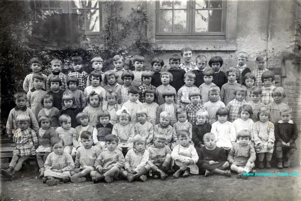 Classe de maternelle à Pompey en 1936