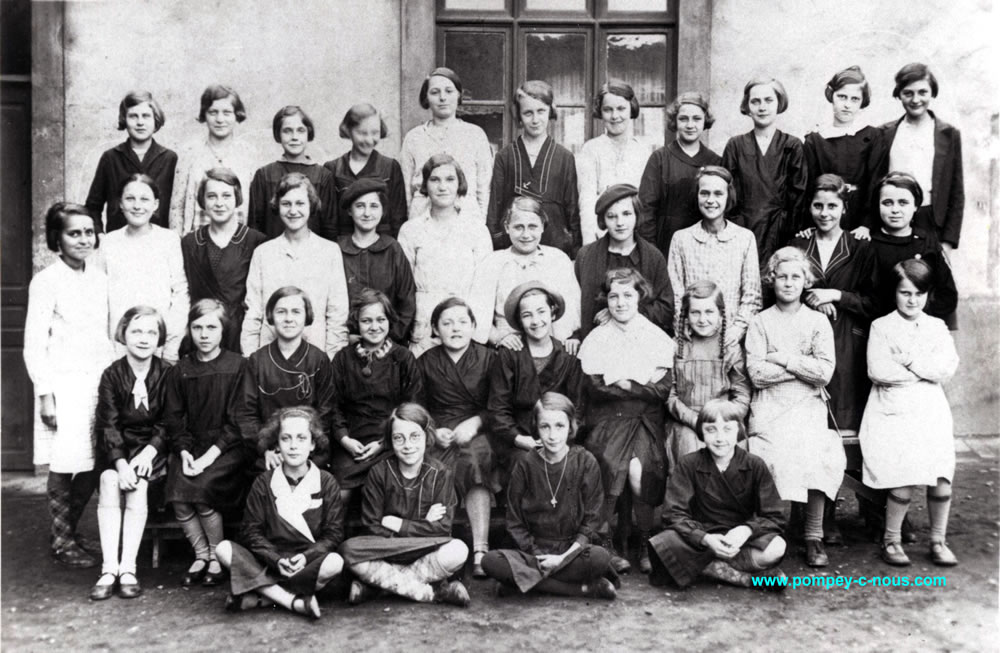 Classe de filles de l'école du centre à Pompey en 1937