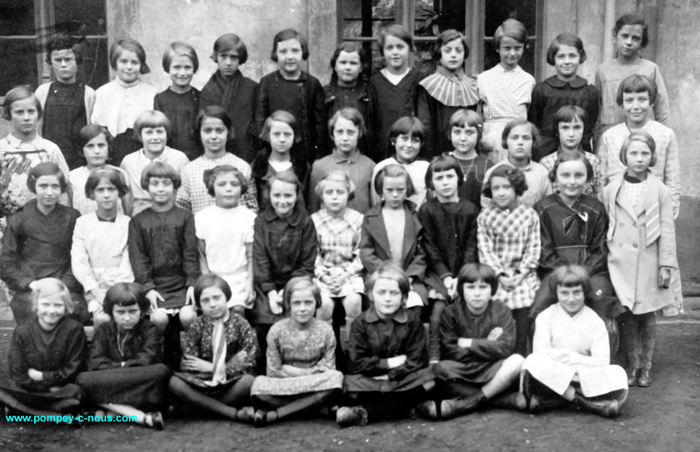 Classe de filles de l'école du centre de Pompey en 1933 (Photographie n°81 ; dépôt de Marthe BERNANOS épouse ANCÉ)