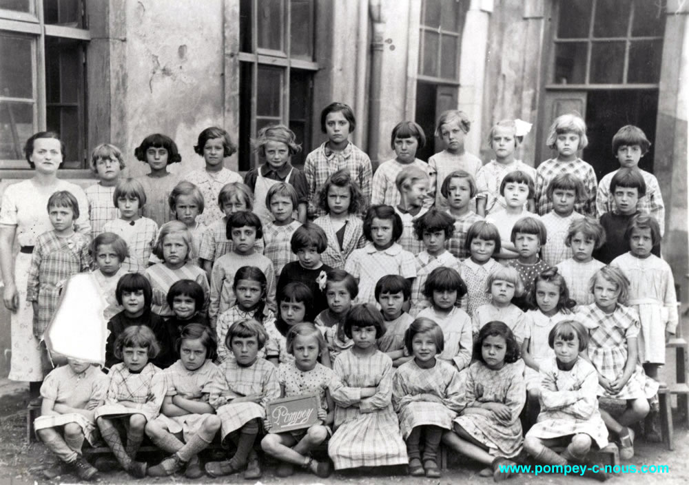 Classe de CP de filles de l'école du centre à Pompey en 1938