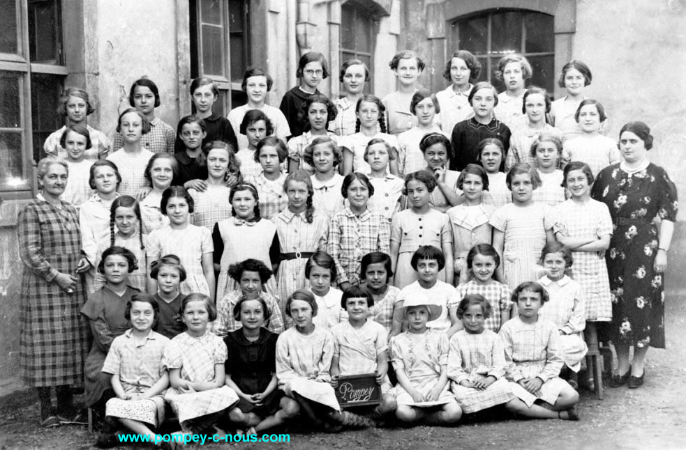 Classe de filles de l'école du centre de Pompey en 1938 (Photographie n°82 ; dépôt de Marthe BERNANOS épouse ANCÉ)