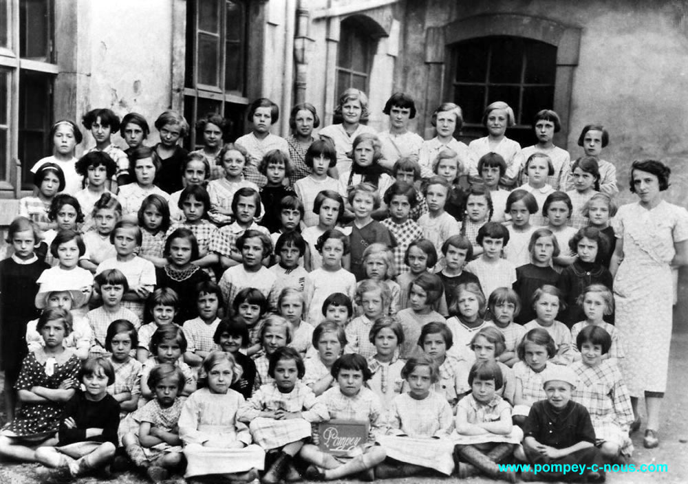 Classe de filles de l'école du centre à Pompey en 1938