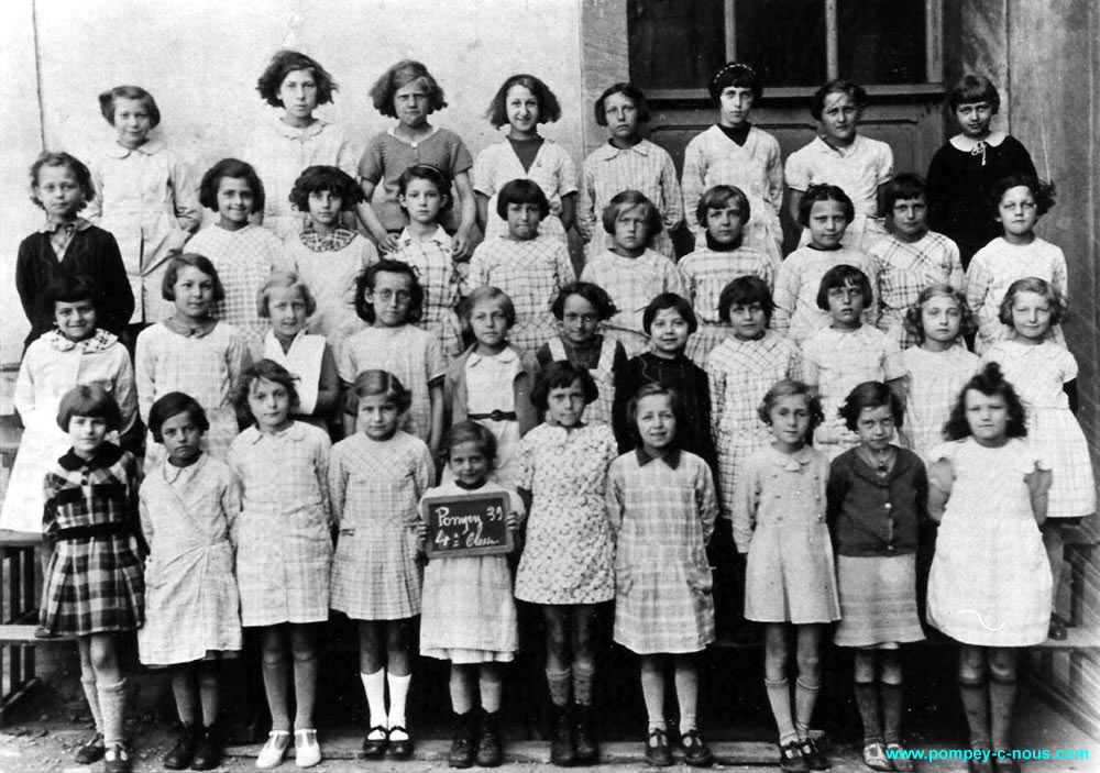 Classe de filles de l'école du centre à Pompey en 1939