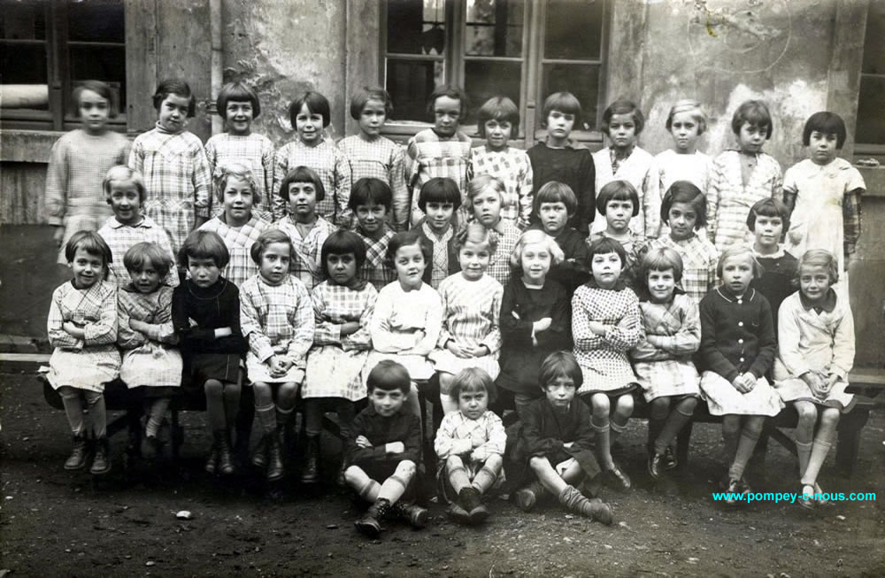 Classe de filles de l'école du centre à Pompey en 1940 ou 1941