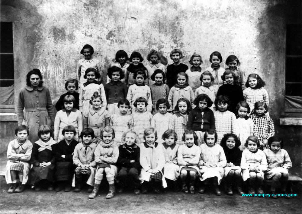 Classe de filles à l'école du centre de Pompey en 1941