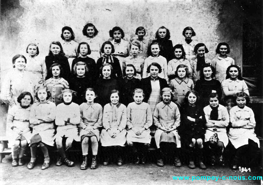 Classe de filles de l'école du centre à Pompey en 1941