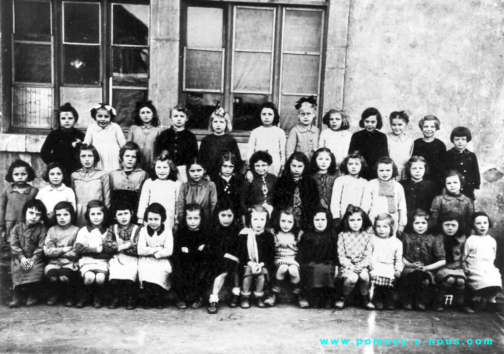 Classe de filles à l'école du centre de Pompey en 1942