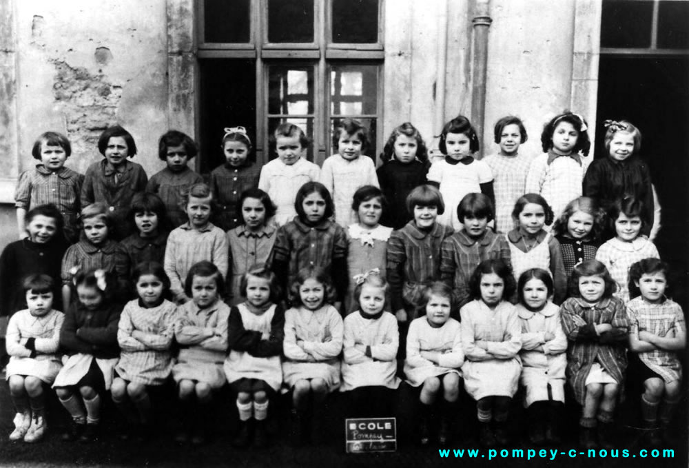 Classe de filles à l'école du centre de Pompey en 1943