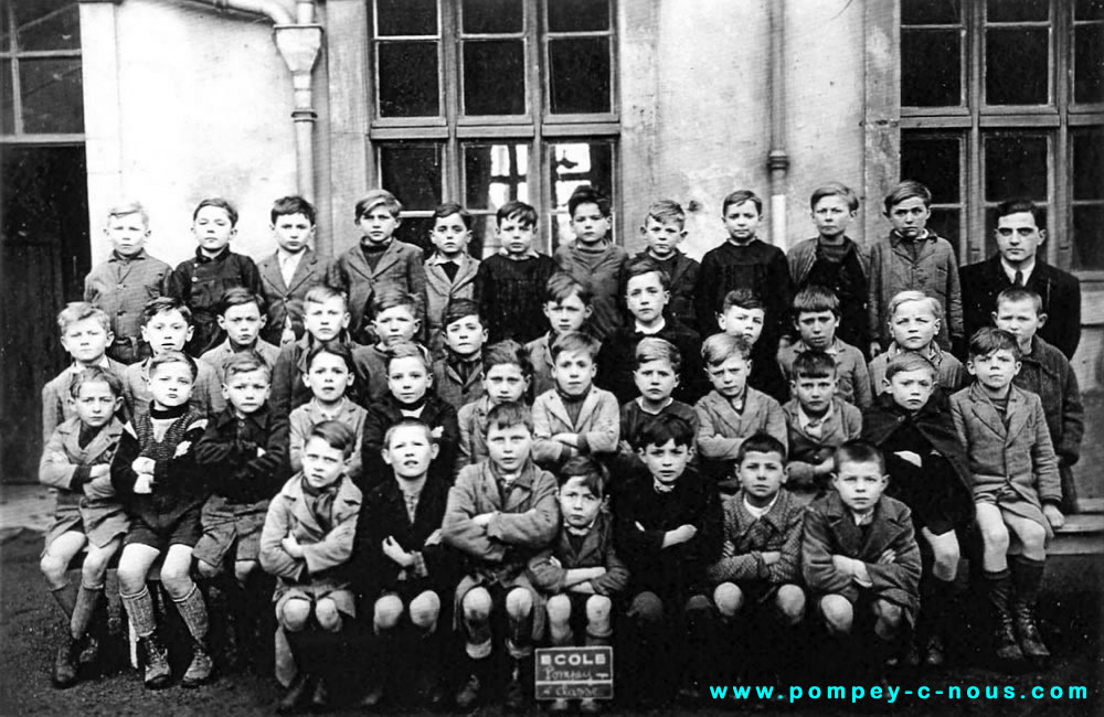 Classe de garçons de l'école du centre à Pompey en 1943