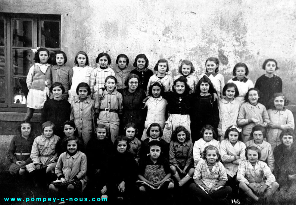 Classe de filles de l'école du centre de Pompey en 1943 ??(Photographie n°83 ; dépôt Jean-Luc GOURET)
