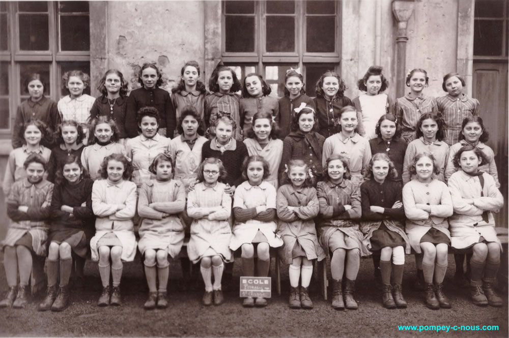 Classe de filles de l'école du centre de Pompey en 1944 ??(Photographie n°465 ; dépôt Christine LEMARQUIS)