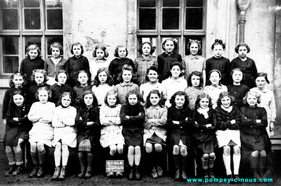 Classe de filles de l'école du centre de Pompey en 1944 ??(Photographie n°78 ; dépôt Jean-Luc GOURET)