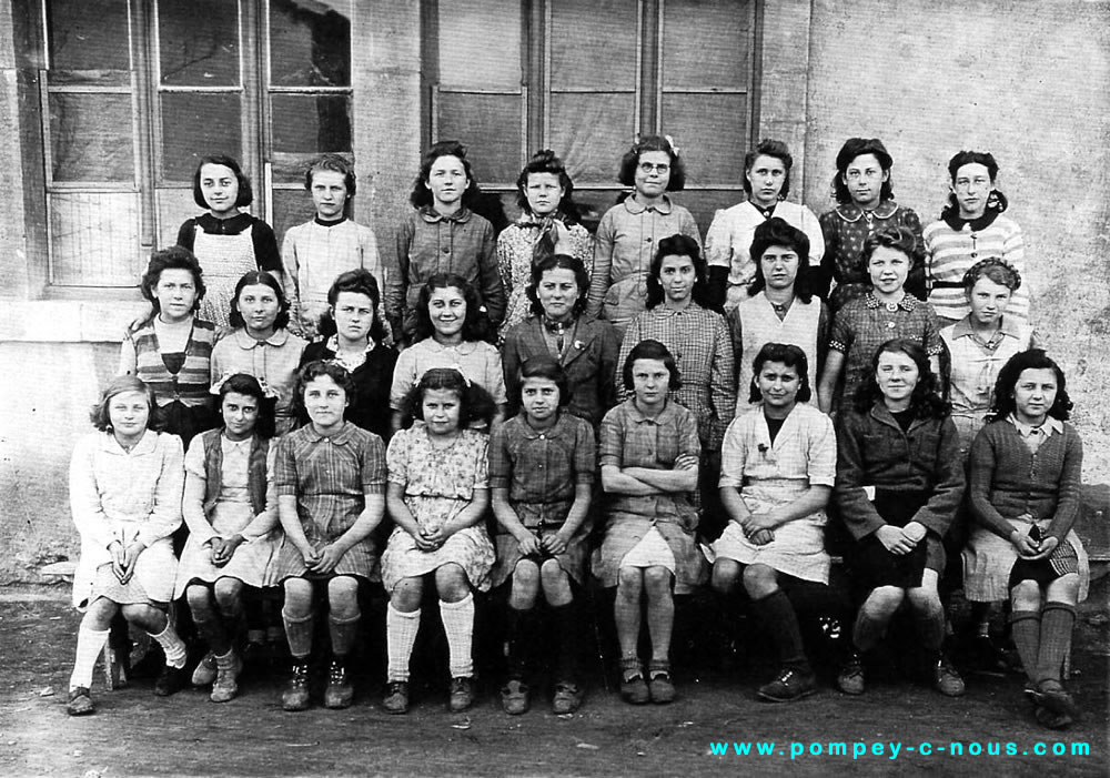 Classe de fille de l'école du centre de Pompey en 1945