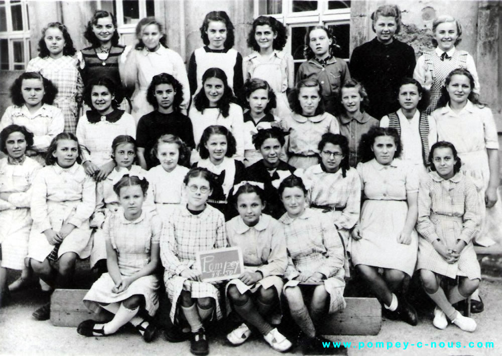 Classe de filles à l'école du centre de Pompey en 1949-1950