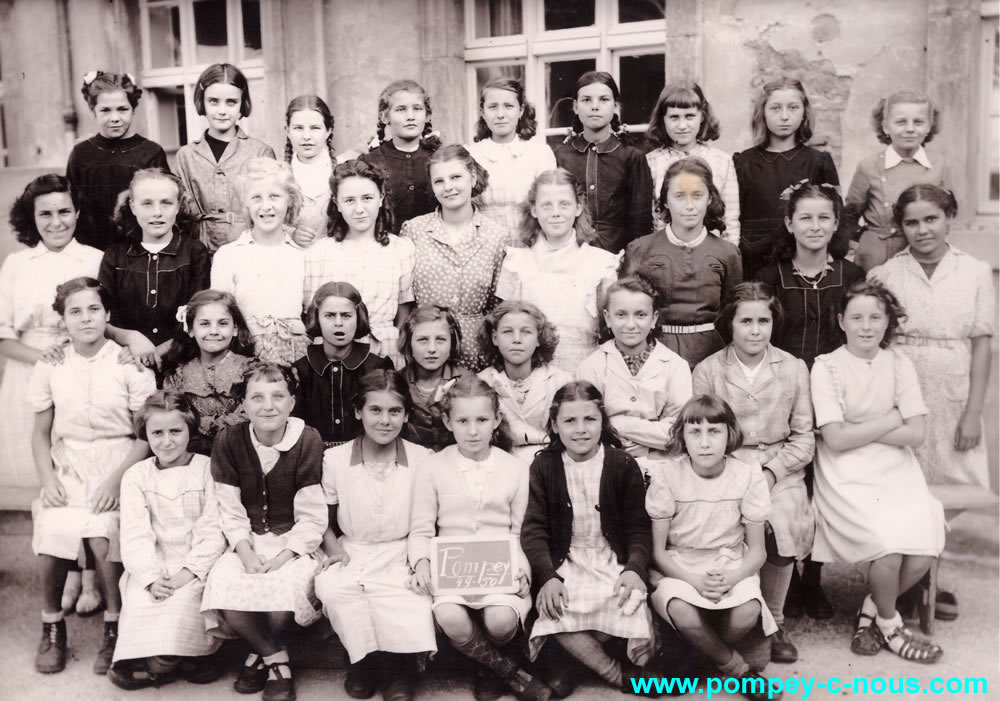 Classe de filles à l'école du centre de Pompey en 1949-1950