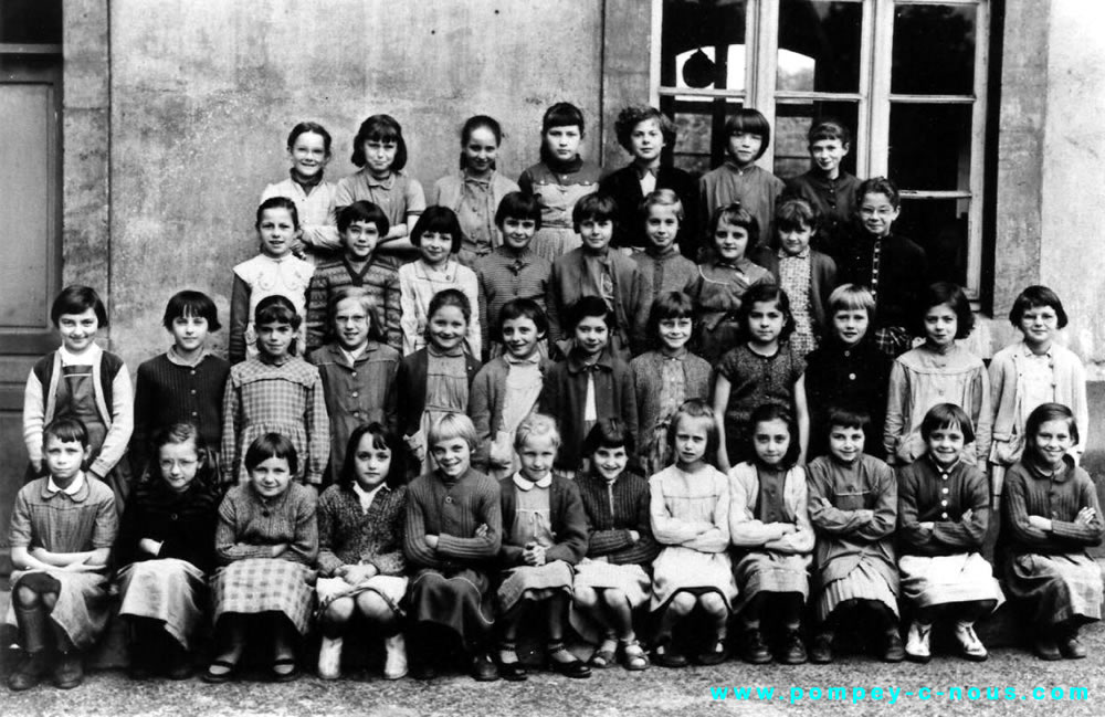 Classe de filles à l'école du centre de Pompey en 1949