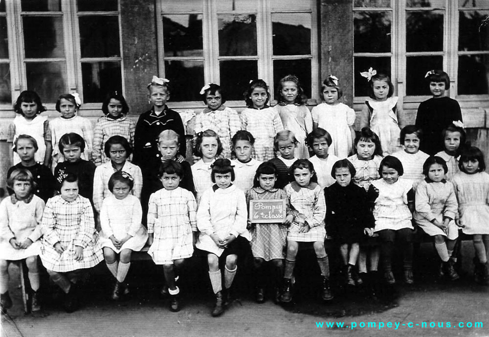 Classe de filles de l'école du centre à Pompey en 1949