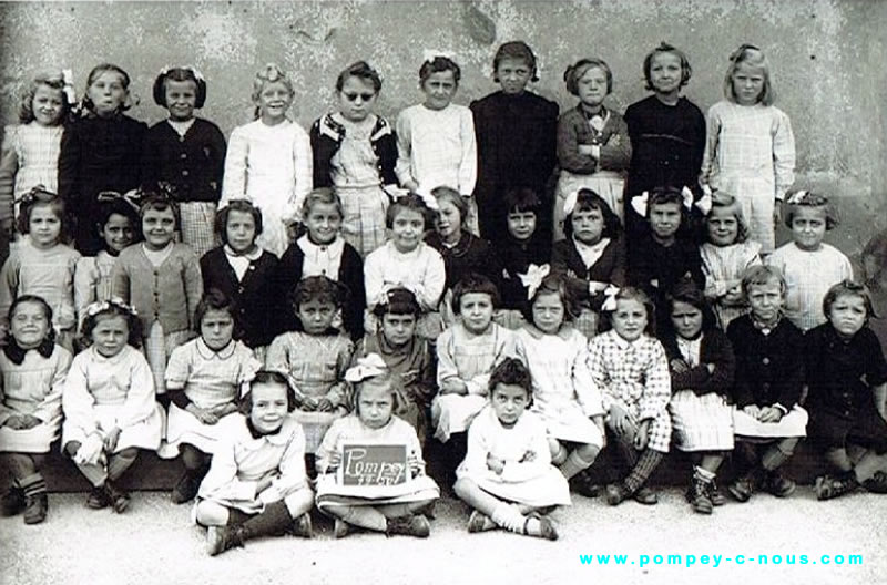 Ecole de la mairie, classe de primaire en 1949 (Photographie n° 267)