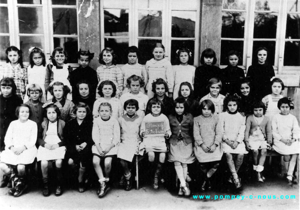 Classe de filles à l'école du centre de Pompey en 1950