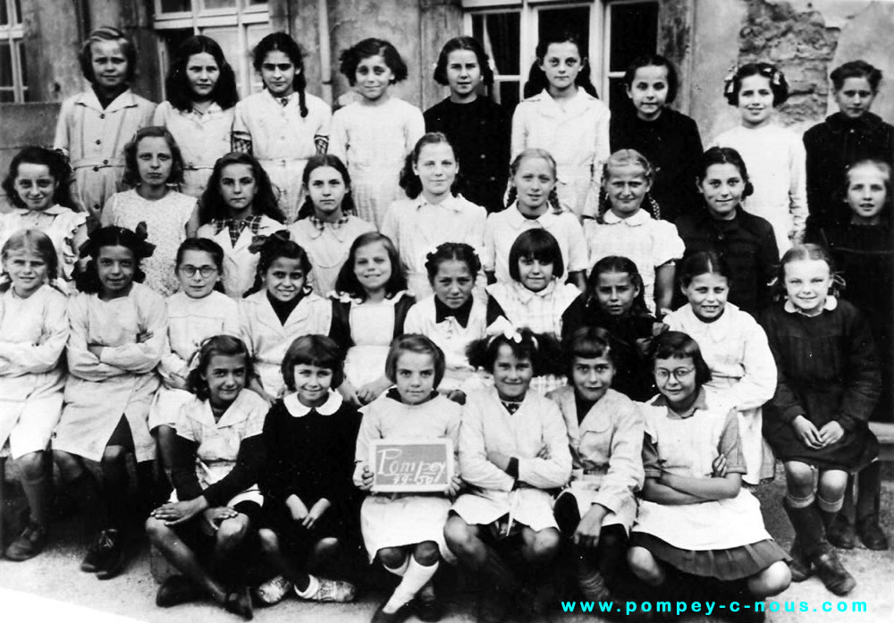 Classe de filles de l'école du centre à Pompey en 1950