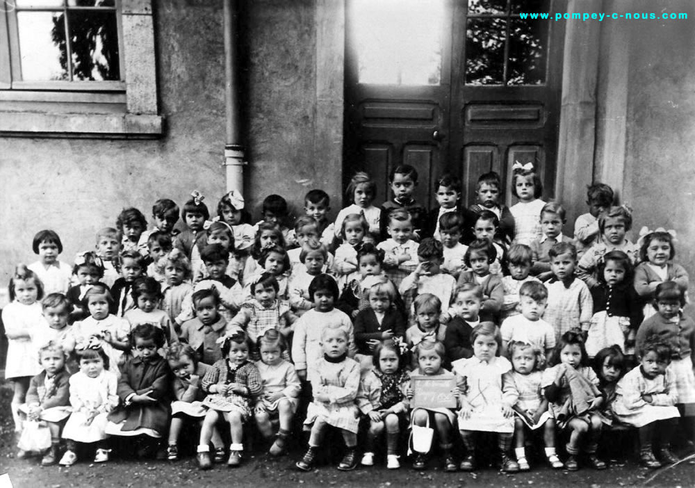 Classe de garçons de l'école maternelle du centre de Pompey en 1950 (Photographie n°85 ; dépot de Bernadette Marquant)